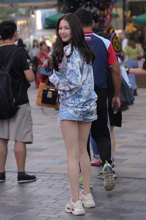 裤子|小姐姐穿蓝色印花衬衫，搭配浅蓝色裤子，休闲元气活力满满