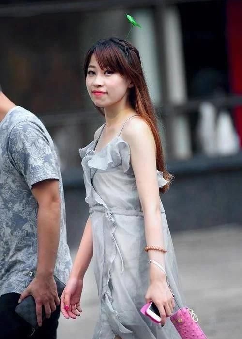 骄傲|小姐姐黑色的秀发,中长款的穿搭掩饰不住骄傲的身材