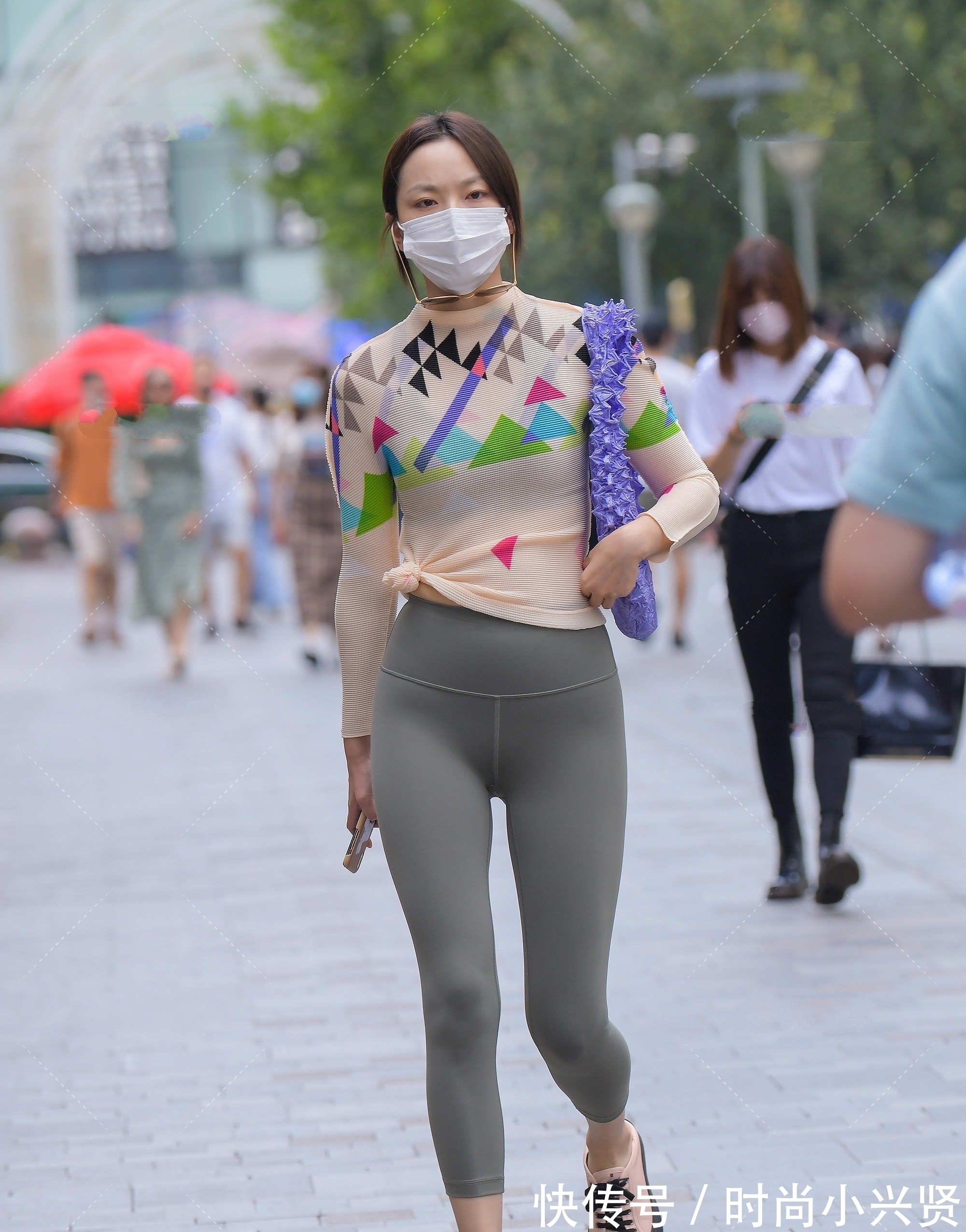 荤素 潮流花色上衣配纯色打底裤,荤素搭配,视觉不累