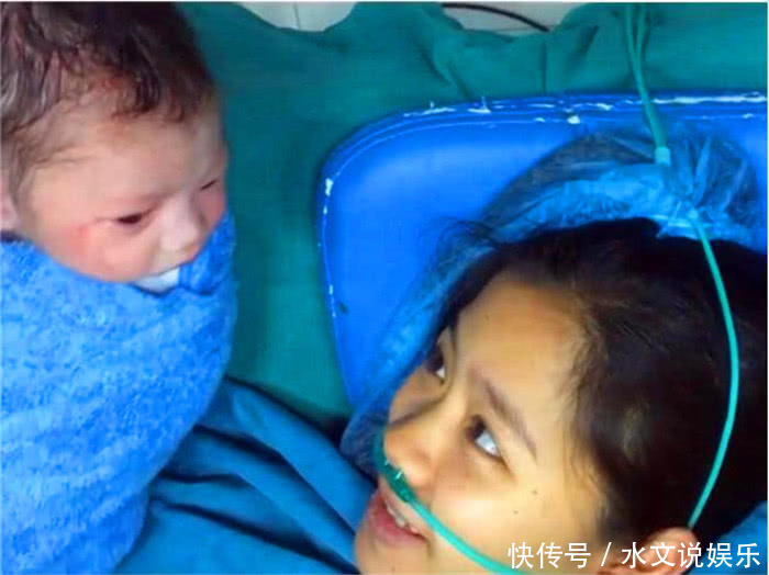妈妈还在手术中,护士把新生儿放到妈妈怀抱,宝宝竟亲吻妈妈