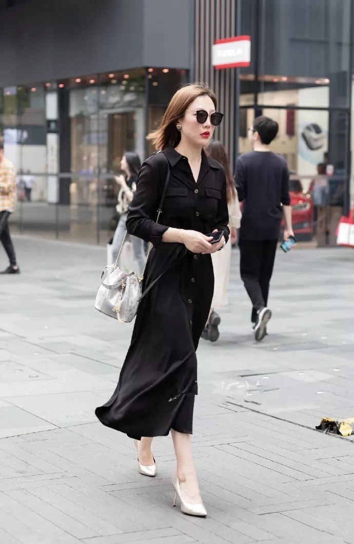 搭配|街拍:每一个女生都应该拥有一双高跟鞋,让自己显得特别的美丽