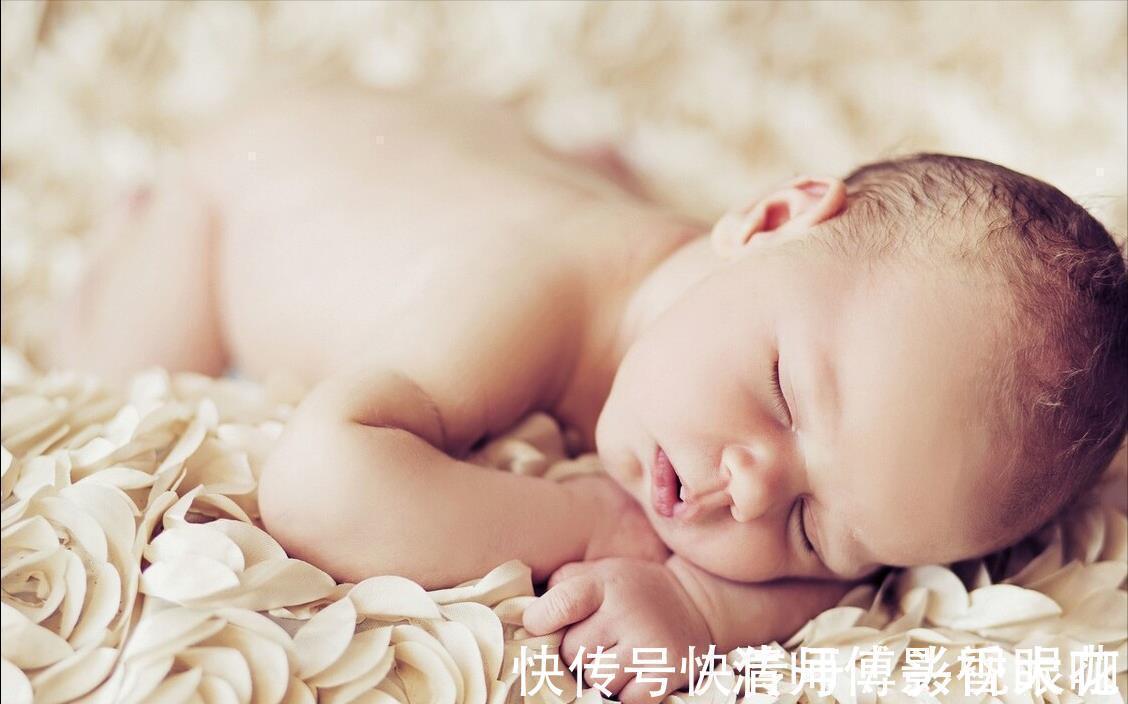 睡眠质量|新生儿老摆出“举手投降”的睡姿?正不正常你说了不算,看月龄
