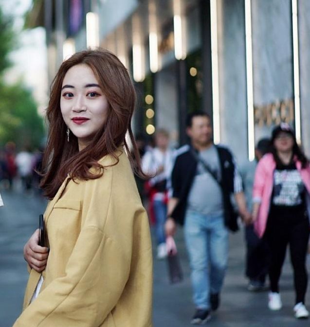 小西装 衬衣搭配百褶裙的小姐姐,打结的穿搭更受亲睐,尽显纤细大长腿