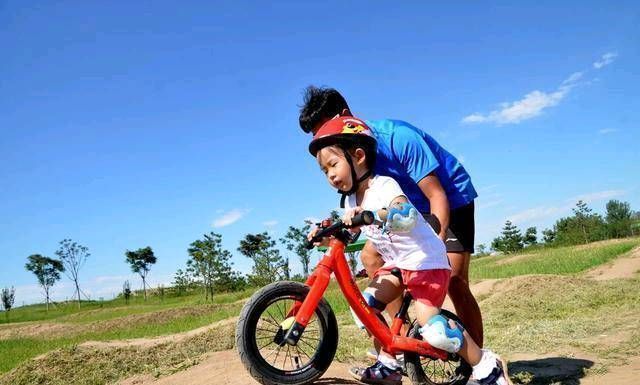 孩子们|老师让孩子画妈妈的《睡姿》看到最后一个，老师忍不住笑了