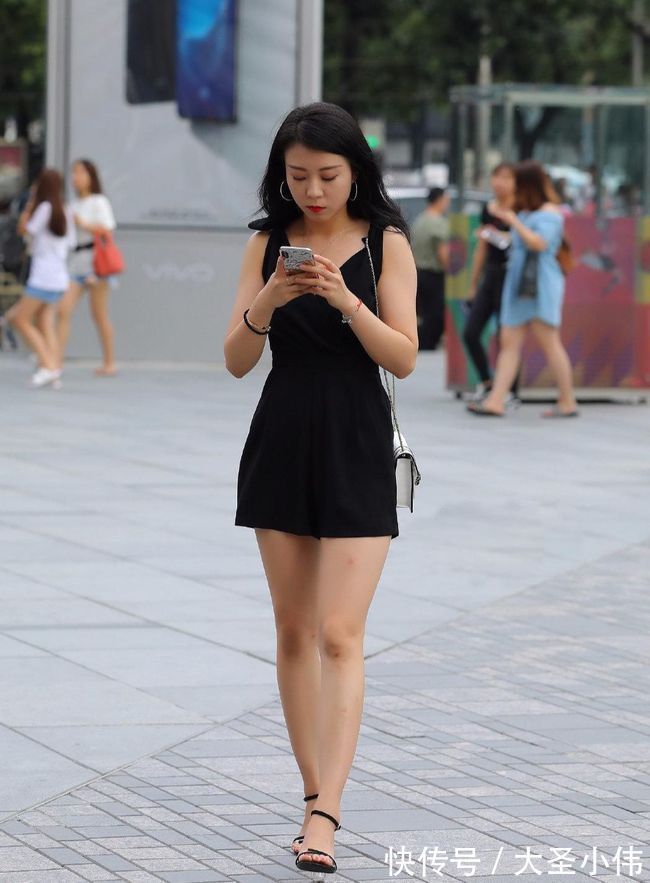 裙子 美女街拍:肉感女孩也能穿衣显瘦,学姐姐的黑色裙子,魅力四射很有气质