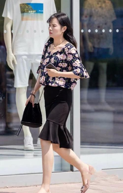 街上|街拍美女:女生都喜欢的鱼尾裙,走在街上就是仙气飘飘的小仙女