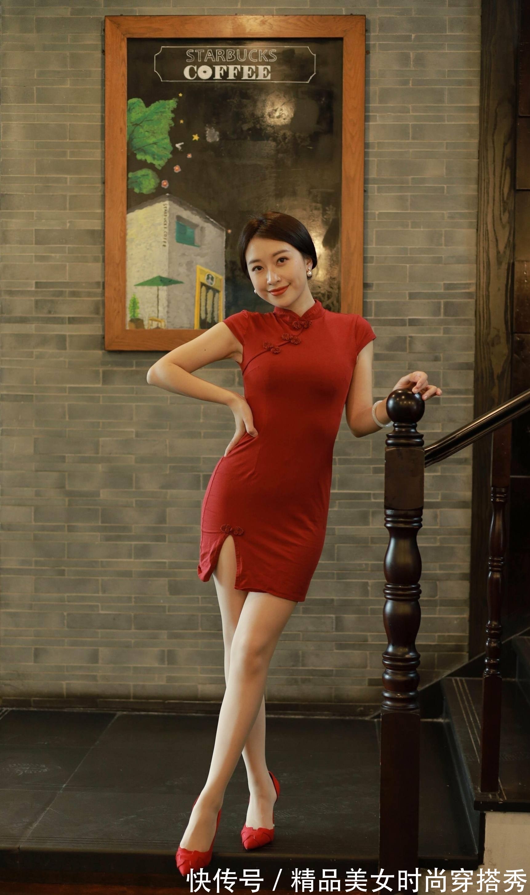 盘扣 红色旗袍搭配传统盘扣设计,优雅复古透着时尚性感的气息