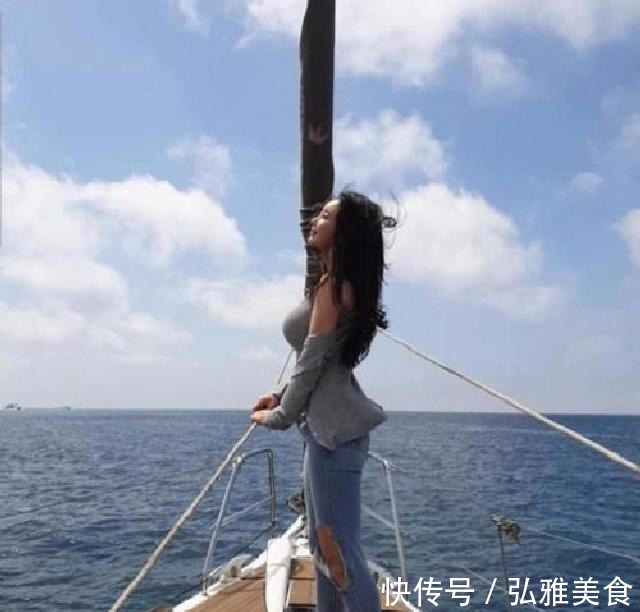 小姐姐 搭配紧身牛仔裤小姐姐,秀出小蛮腰,自信大方有个人魅力!