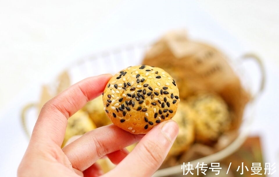 孩子|鸡蛋别再炒着吃了，做成小零食，酥香可口，孩子一口气能吃10个