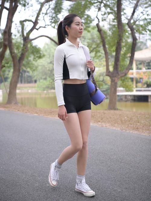 街拍|不会搭配运动装？白色卫衣+黑色瑜伽短裤，轻松点亮整个夏天