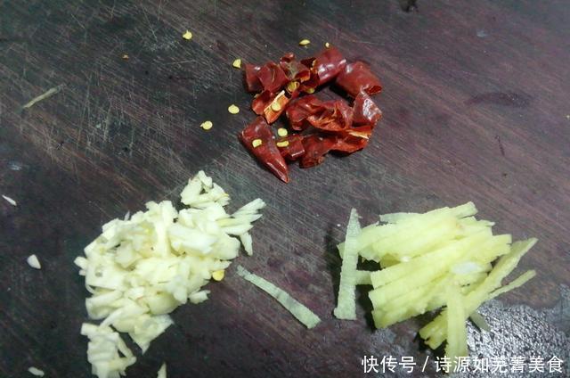 碰到|此菜,秋季碰到我必买10斤,VC含量高,炒一下酸辣美味非常好吃