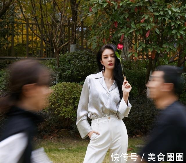 傅菁 傅菁真火了,穿全黑套装配宝石腰带豪气十足,戴宽檐帽像贵族小姐!