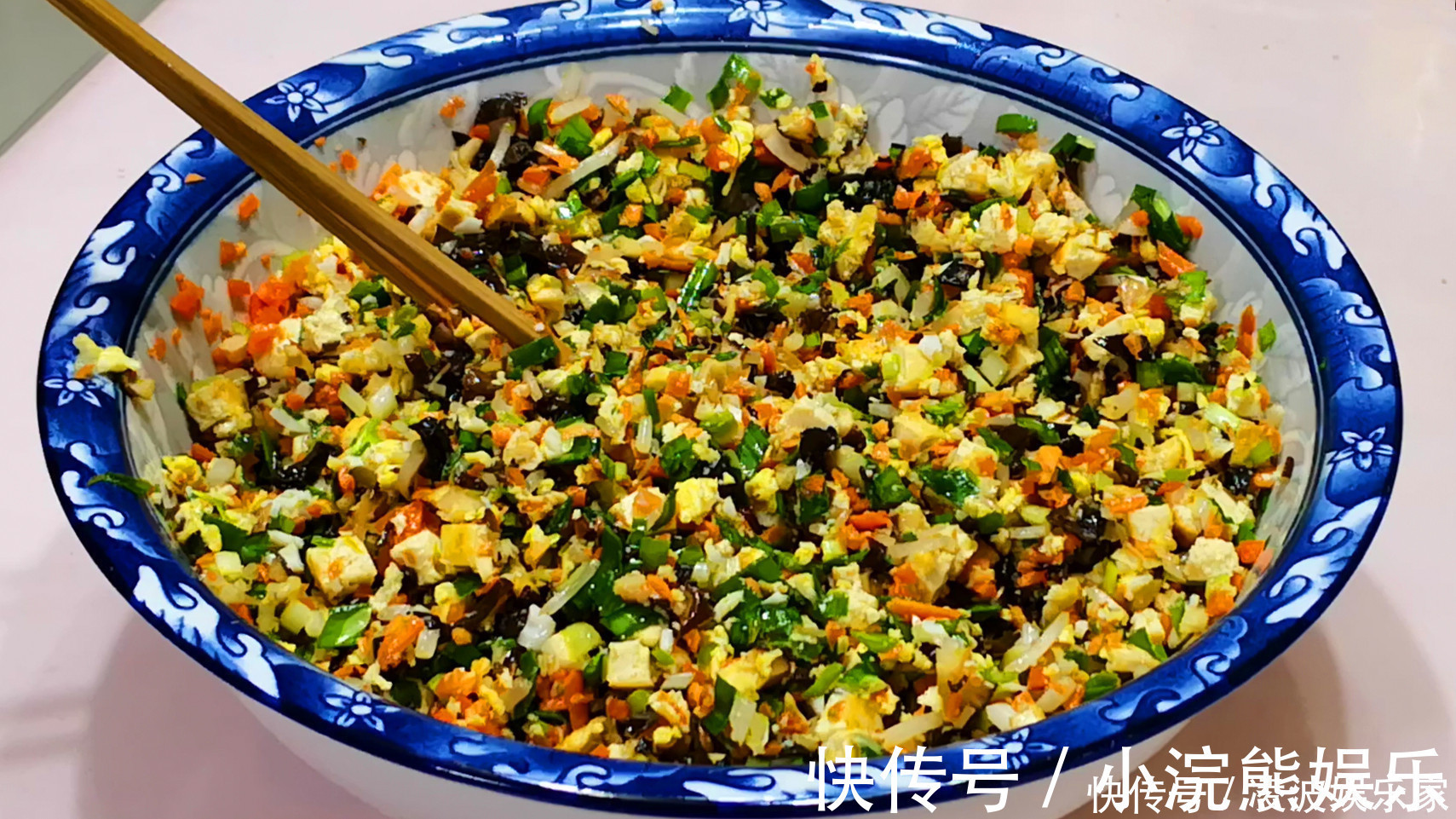 吃起来|素馅饺子好吃有诀窍,教你调馅小技巧,吃起来比肉饺子还香