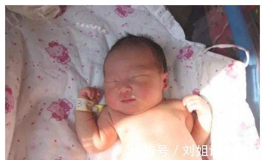 过敏体质|宝宝多大才能被“抱出门”?满月后,家长抱娃出门可要注意3件事