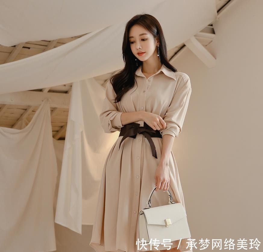 美女|美女鉴赏:秋日麦浪粉肤束腰百褶英伦裙