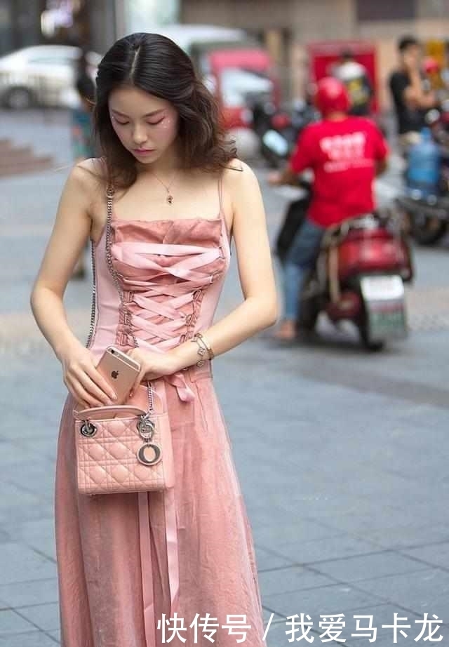 这身|街拍:图六小姐姐大长腿太迷人了,再配上这身打扮,一个字:美!