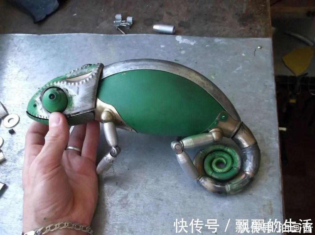 雕塑家$雕塑家收集废铁,打造朋克风金属动物,制作过程和作品都非常酷