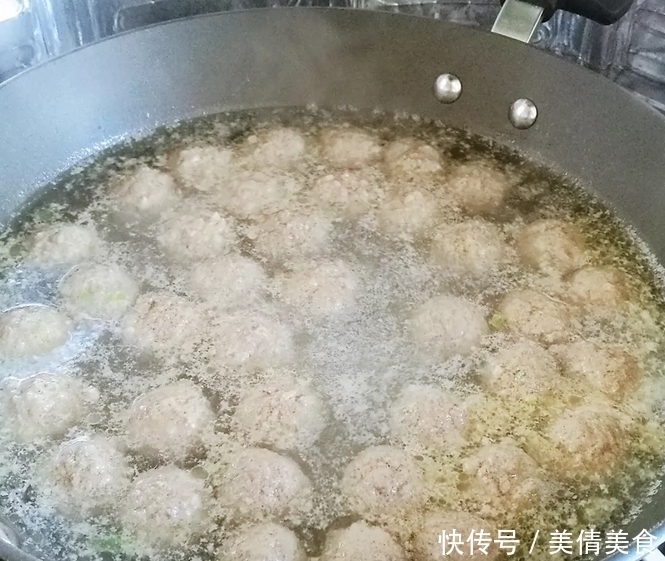 大叔做的牛肉丸子汤，肉丸香嫩，汤汁鲜美，冷天要喝上一碗！