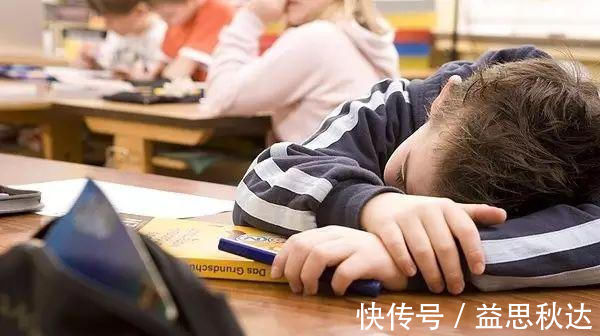 文文|双胞胎一个跟爸妈住一个跟奶奶,两年后身高差异明显,原因简单