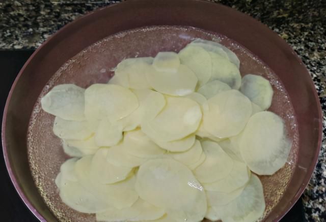 土豆这做法,我家三天两头吃一次,比腌萝卜还好,早餐佐粥更开胃