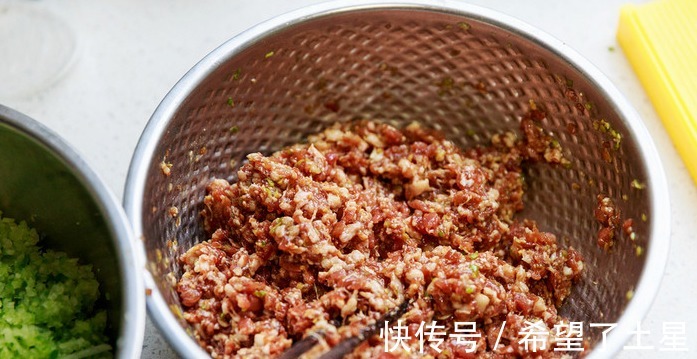 加盐|调饺子馅时，顺序不对馅料难吃！教您正确做法，饺子鲜香味美！