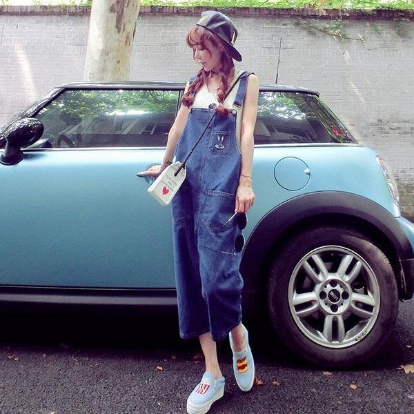别以为穿背带裤就是“装嫩”,瞅瞅下面这穿搭,十分元气美腻