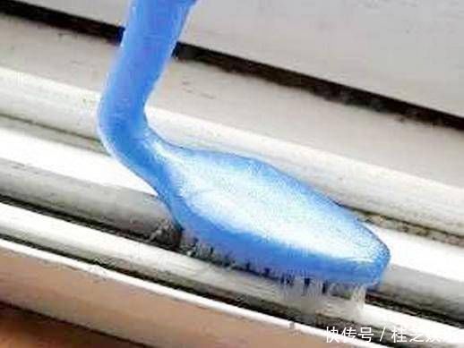 换下的旧牙刷别扔，用火烤一下有很多妙用，学会全家都受用