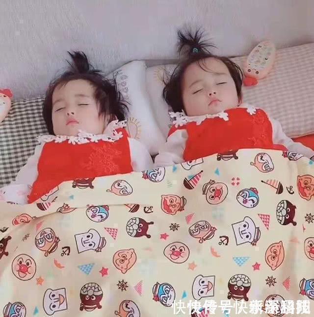 家长|双胞胎姐妹一本正经睡着后,宝妈掀开被子后,被姐妹俩的睡姿逗笑