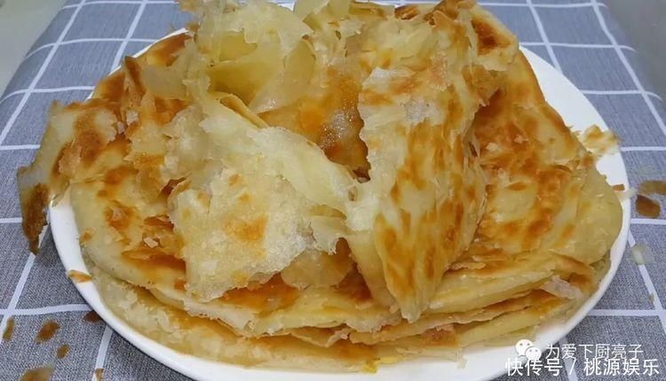 烙饼这么做太香了,开水一烫,张张柔软又劲道,学会天天不起早