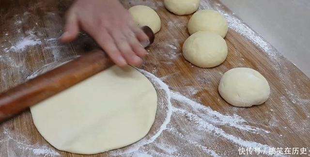 以后面粉就这样做,加3个鸡蛋,不用烤不用蒸,比蛋糕都香甜好吃