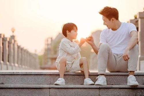 地铁上,宝妈抱娃姿势火了,网友点评:教育无关贫富,体现在细节