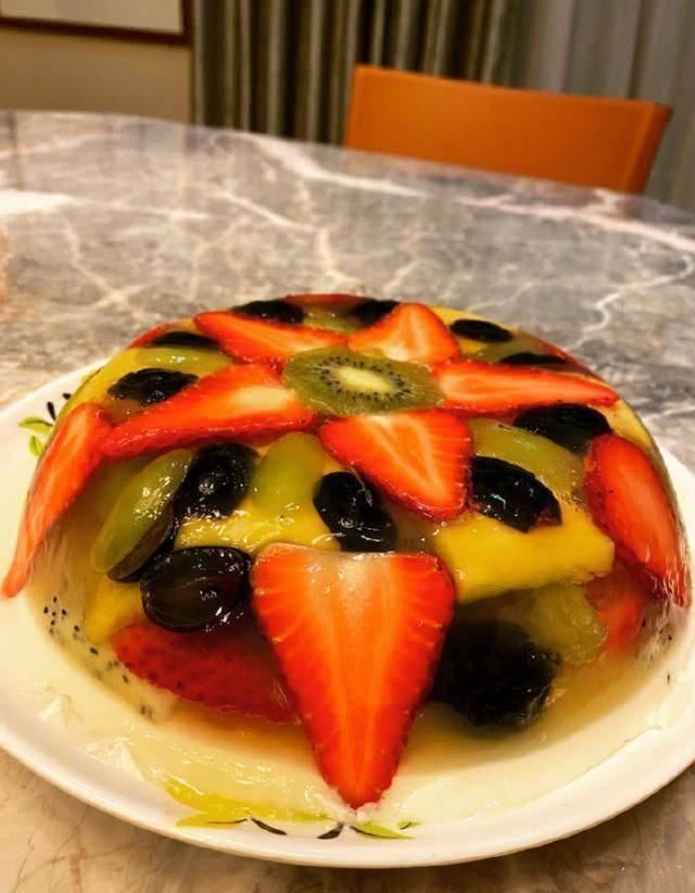 杨子|黄圣依在家亲身为孩子做果冻,儿子馋出可爱表情包,豪宅别墅一角曝光