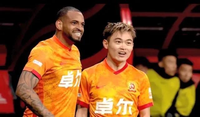 武汉队|阵容调整,武汉队巴西外援转会,续约27岁国脚,引援计划补强外援