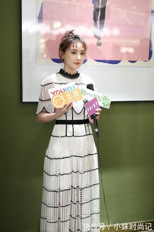 时尚|彭小苒生图也很精致,身穿黑白条纹长裙,优雅温柔,看着真高级