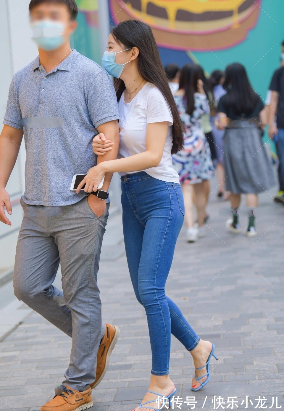 白色短袖|美女走路姿势充满自信，追求者必须排长队， 不知道排到法国没有