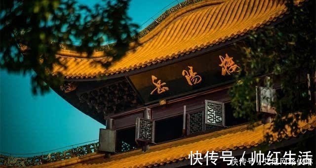 孤舟$晚年杜甫登楼写诗,其中一句雄跨古今,气压百代,千百年无人超越