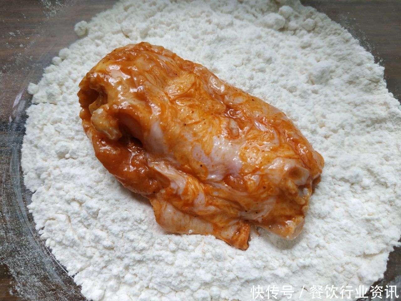 奥尔良|奥尔良烤翅,再裹面包糠就过时了,裹上它,酥脆作响会掉渣