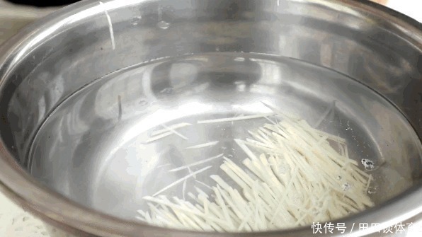 凉拌土豆丝,先焯水就错了,记住这4个步骤,简单开胃,脆嫩爽口