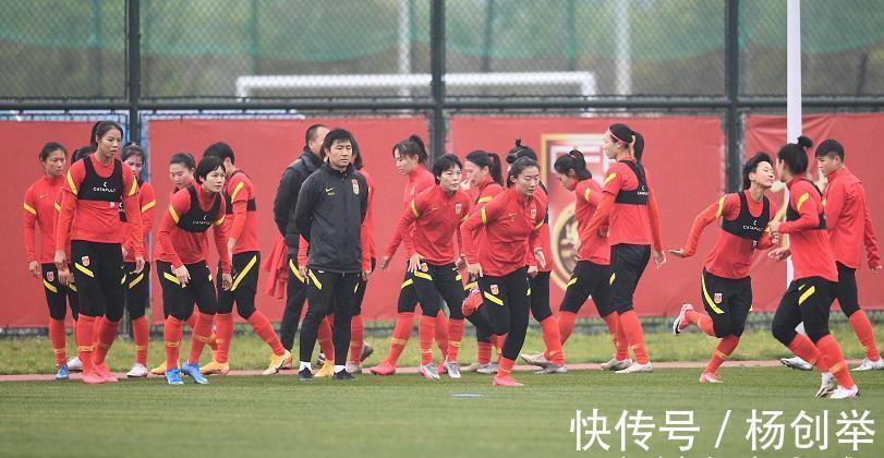 女足亚洲杯|中国女足新帅55岁生日,队长吴海燕罕见发声,1老将表态令人意外