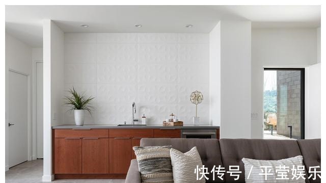 外国佬|外国佬自建私人别墅,大量混凝土砖设计,谁说别墅就得花几百万