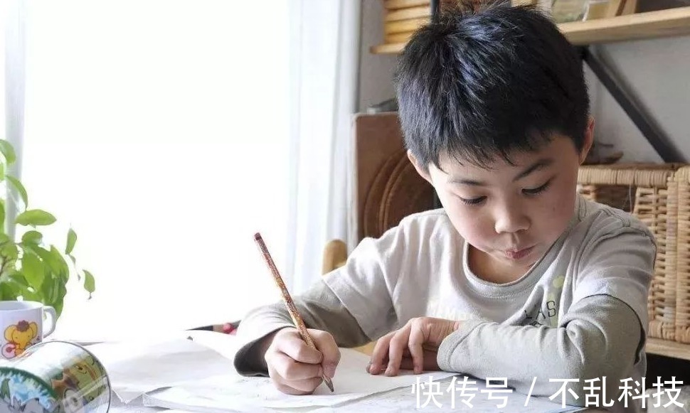 自主性|男孩写作业,全家人“看书”陪伴,网友看出其中猫腻:书还反光?