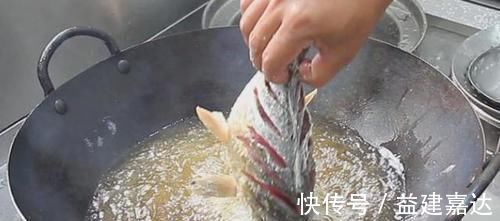 做红烧鱼,最忌只用料酒和醋去腥,老师傅都这么做,肉质嫩滑爽口