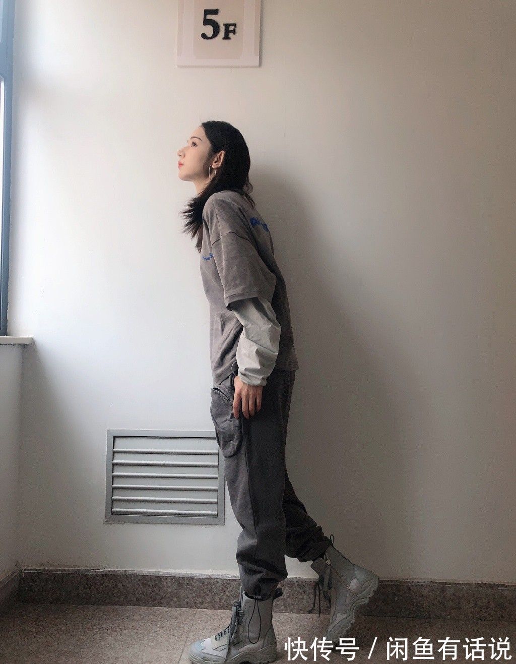 搭配 穿靴子别总配小脚裤,现在流行配“松松裤”,遮肉显瘦明星都上头