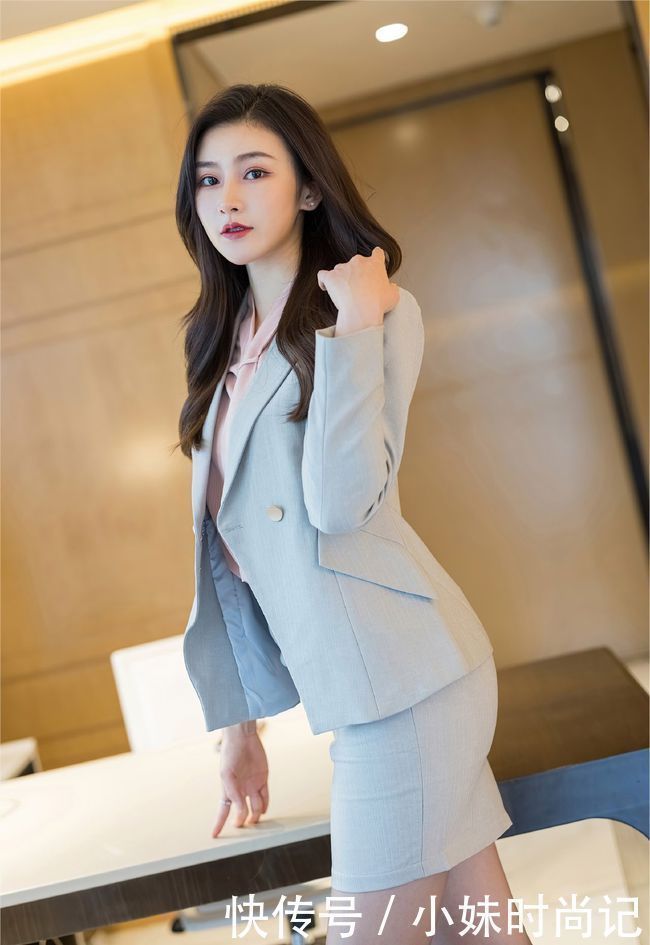 工作场所 粉红色衬衫搭配蓝色西装,带来干练而成熟的感觉,又不失去女人味