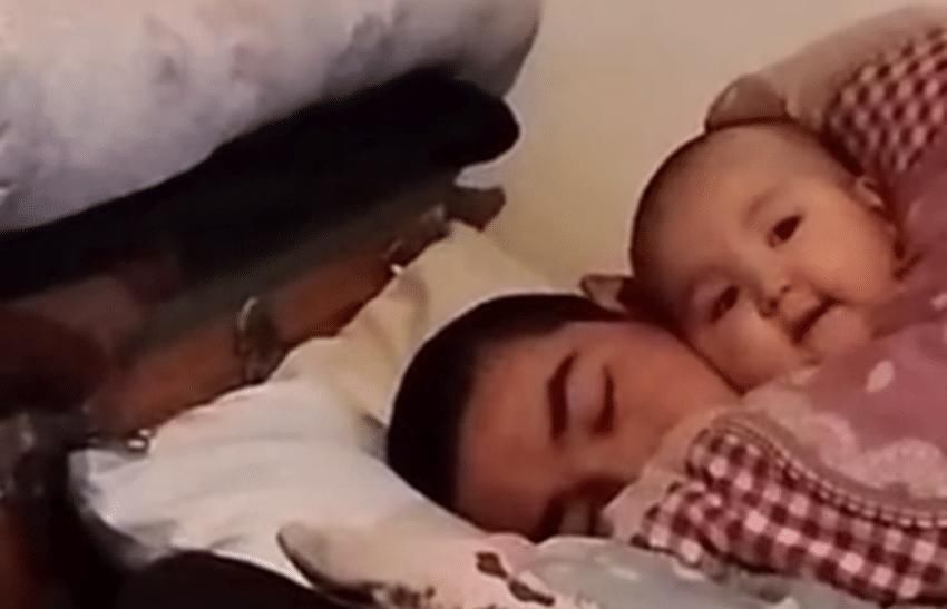 暖宝宝|萌娃变身亲爸的“暖宝宝”火了,网友:这睡姿也太适合冬眠了吧!