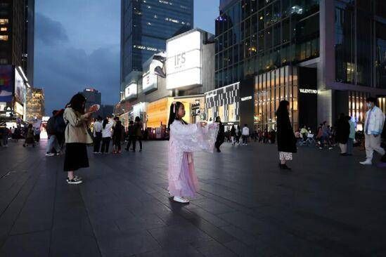 产业|“汉服第一城”观察：最火国潮产业的转型前夜