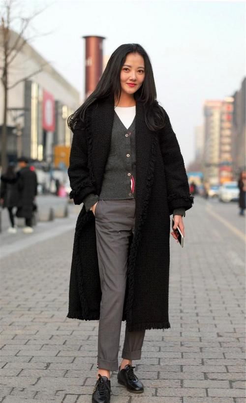 搭配一双一字带高跟凉鞋，优雅迷人