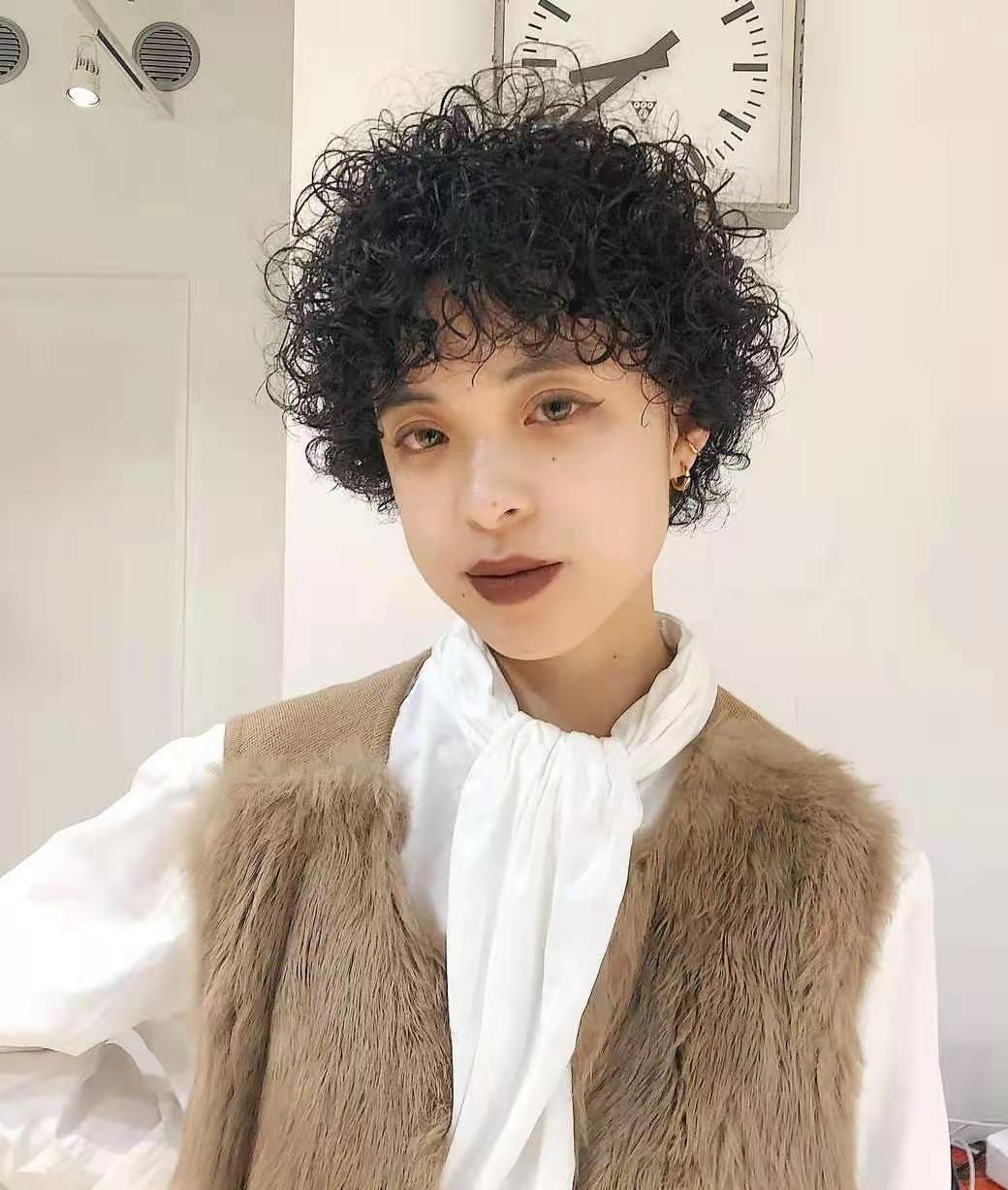 头发|羊毛卷已经不香了,“妈妈卷”悄然兴起,时髦的女生已经领先一步