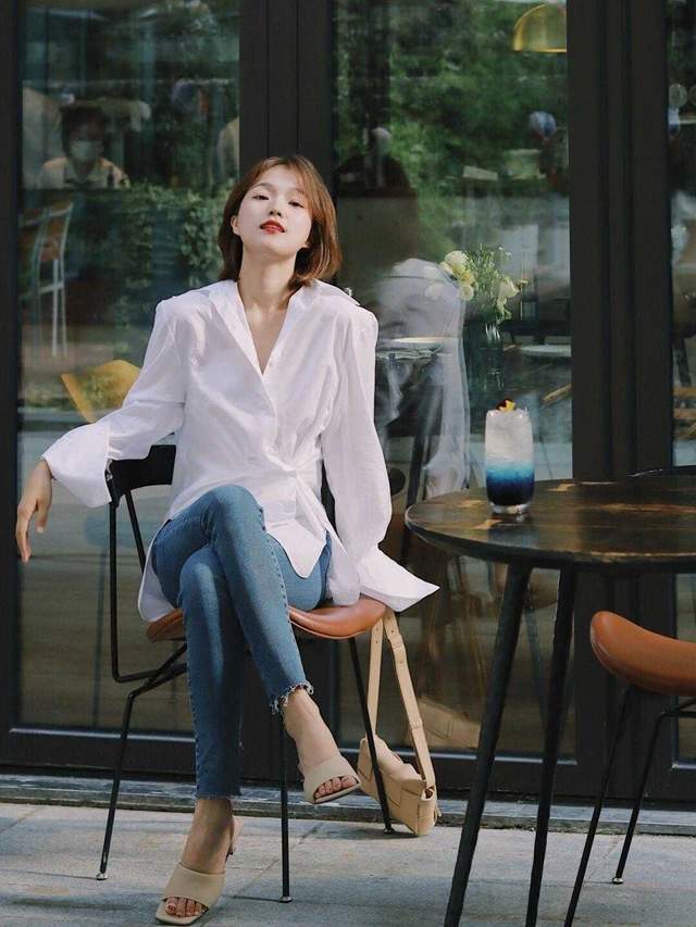 牛仔裤|普通女孩如何穿搭？白色衬衫搭配牛仔裤，也可以很精致又洋气