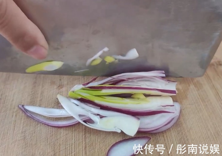 美味|鸡腿最简单的吃法，香辣美味，肉质软嫩，是一道不错的小凉菜